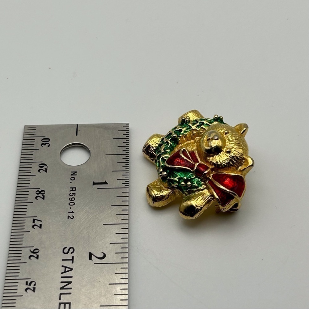 Vintage 3D Gold Tone Christmas Teddy Bear Brooch with Green Wreath and Red Bow - Picture 5 of 5